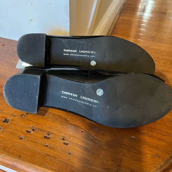 Size 7 black patent 1 inch block heels with bow - Picture 6 of 9